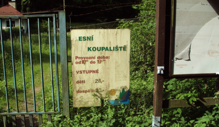 Lesák stále chátrá