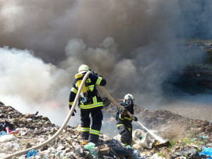 Za Ještědem v Druzcově hořela skládka odpadu