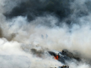 Náročné podmínky při požáru. Foto: HZS LK