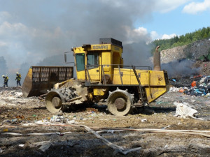 Požár skládky pomáhala řešit i těžká technika. Foto: HZS LK