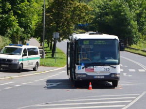 Při nehodě autobusu se zranila čtveřice cestujících