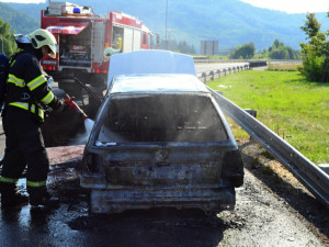 Řidiči začala hořet Felicie za jízdy. Auto lehlo popelem