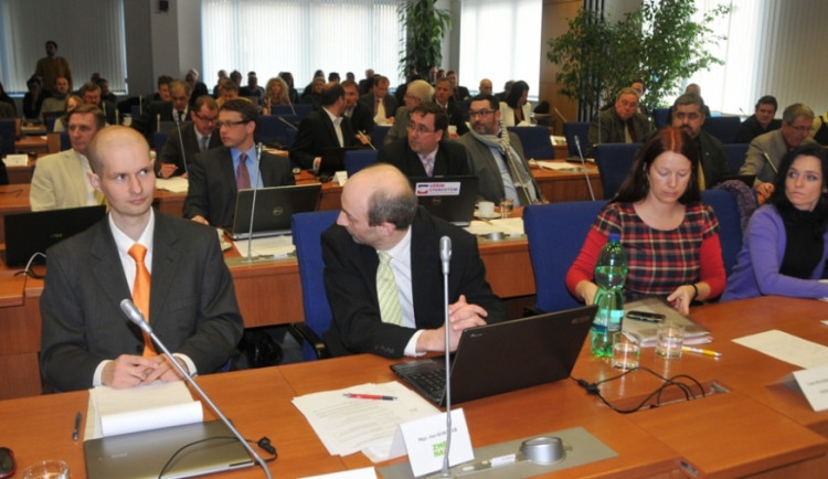 Zastupitelé se hlasování nevyhýbají, nejmenší účast má ODS