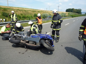 Motocyklistu srazil náklaďák. Zasahovat musel vrtulník