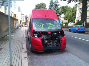 Vrak dodávky z Horákové zmizí co nevidět, slibují strážníci