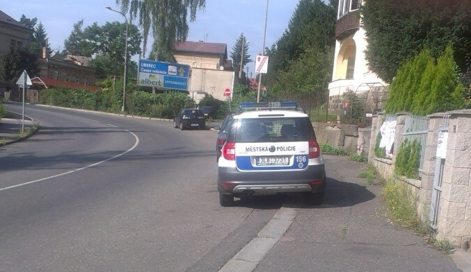 Strážníci parkují na chodníku v Londýnské ulici.