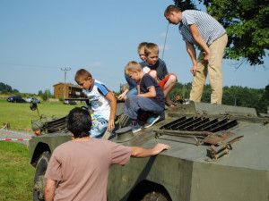 Vojenský transportér byl obkežený hlavně dětmi a tatínky