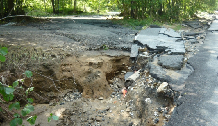 Poškozená silnice. Foto: Kraj-lbc.cz