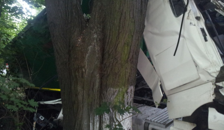 Uvízlý kamion. Foto: HZSLK