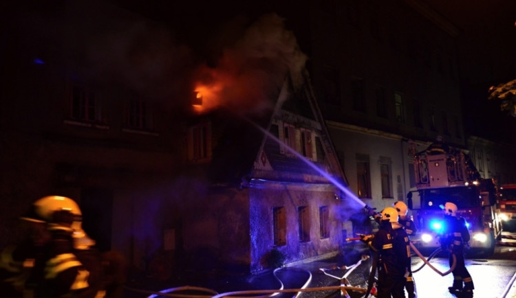 Požár domu v ulici Na Svahu. Foto: HZSLK