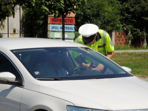 Řidič málem vypadl z auta, pak nadýchal skoro tři promile