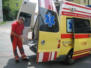 Sanitka jedoucí k nehodě bourala. Posádka se lehce zranila