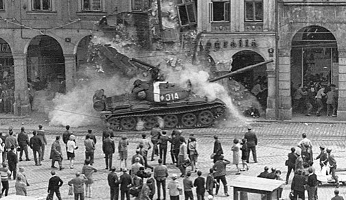 Asi nejznámější fotografie vpádu vojsk do Liberce. Foto: archiv MML