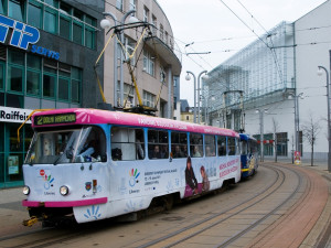 Jezdíte tramvají? Čekejte komplikace, vyměňuje se výhybka