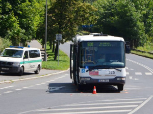 Na průtahu Libercem se střetl autobus a náklaďák