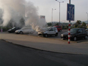 Požár Fiatu. Foto: MP Liberec