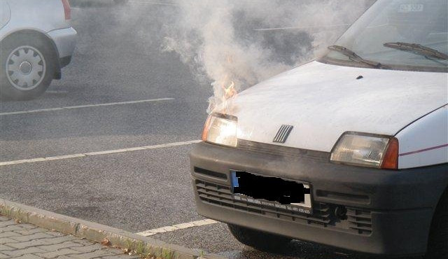 Požár Fiatu. Foto: MP Liberec
