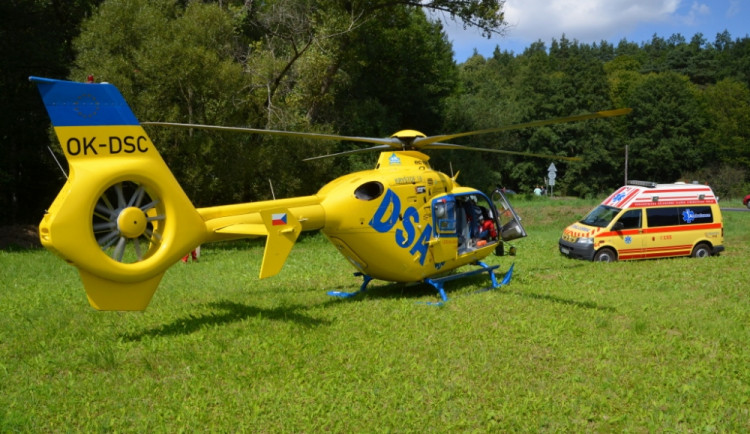 Pro dvojici musela sanitka a vrtulník
