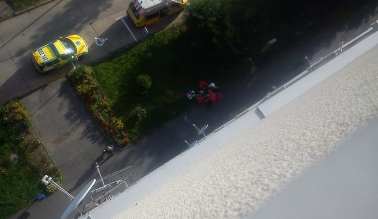 Muž nepřežil pád ze čtvrtého patra