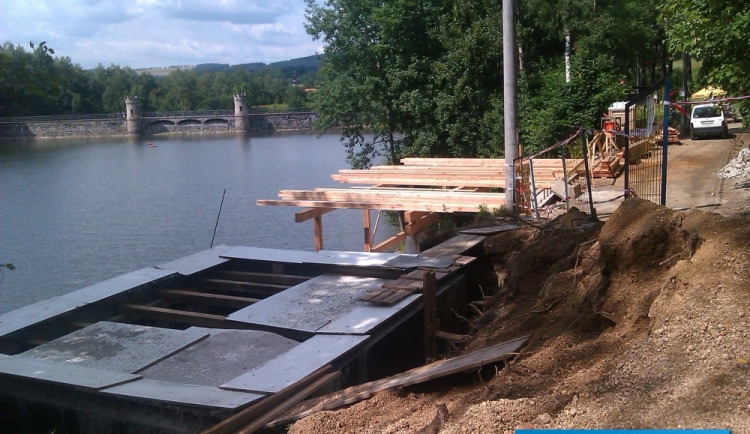 Stavba altánu u přehrady Fojtka. Foto: Michael Daněk