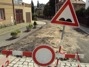 Rekonstrukce Lesní ulice se protáhne, školáci musí pěšky