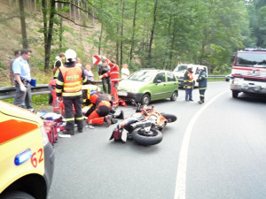 Tragická nehoda na Jablonecku. Motocyklista nepřežil střet s autem