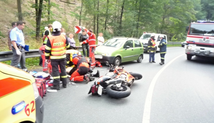 Nehoda motocyklu u Loužnice. Foto: HZSLK