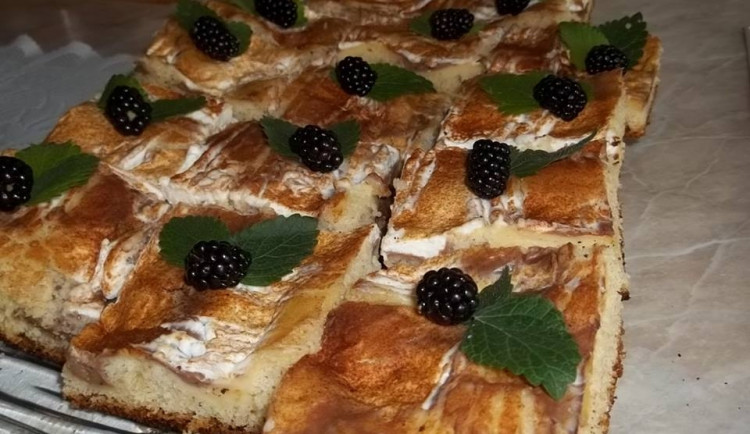 K nedělní kávě rychlá péřová buchta