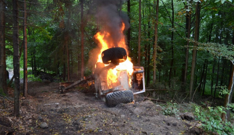 Požár rypadla. Foto: HZSLK