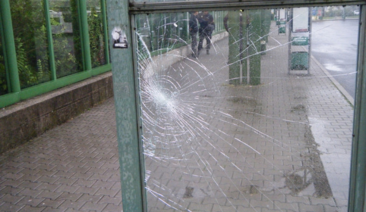 Rozbitá výloha na autobusáku. Foto: Městská policie
