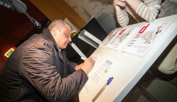 Petici podepsal i ředitel PRAKUL Roman Vaněk. Foto: Facebook Šmejdi