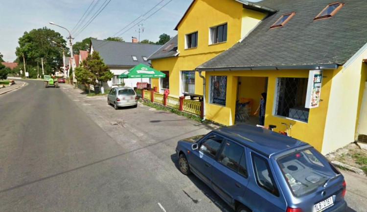 Samoobsluha, kde inspekce odhalila zkažené mléko. Foto: Street View