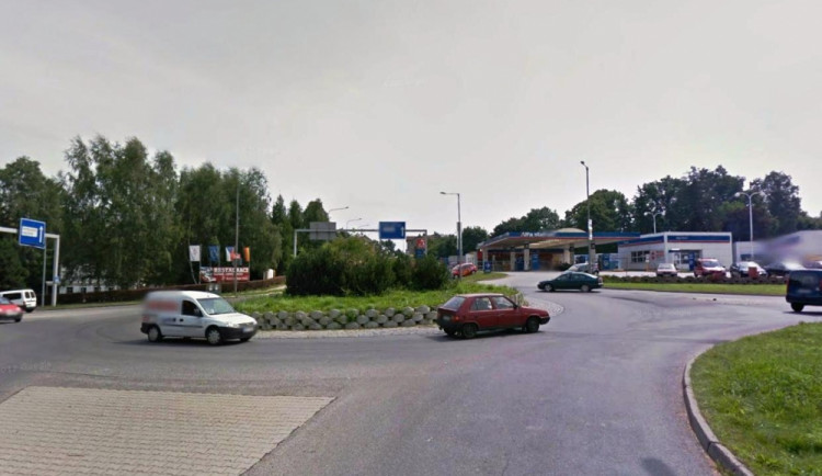 Kruhový objezd v Londýnské ulici.