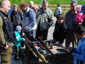 U zbraní byl hlouček kluků a tatínků