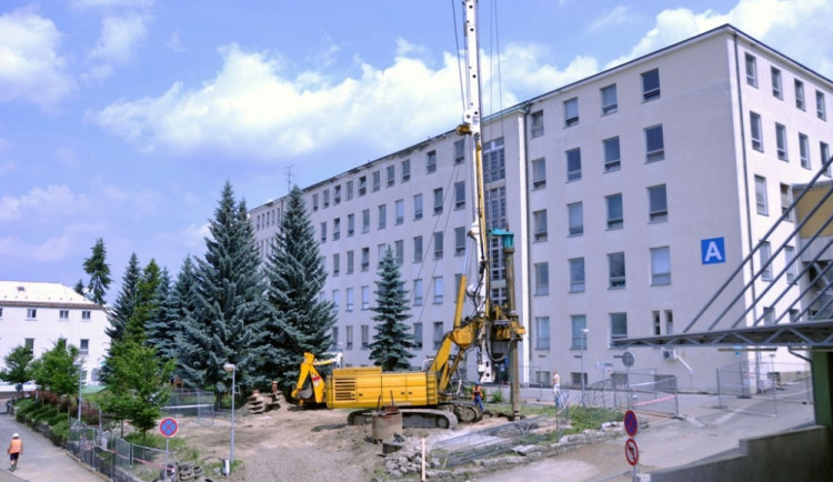 Výstavba heliportu začala. Foto: nemlib.cz