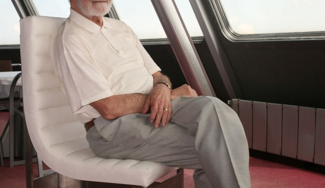 Otakar Binar v křesle na Ještědu