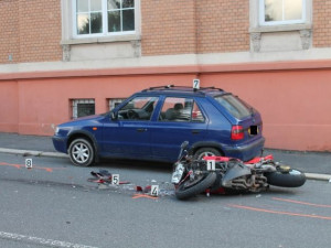 Motocyklista nedobrzdil za Felicií. Skončil v nemocnici