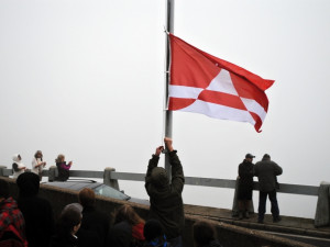 Ještěd má svou vlajku, ta byla vztyčena
