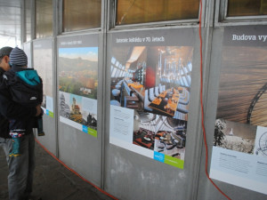 Kdo se nedostal do útrob stavby, mohl si prohlédnout výstavu