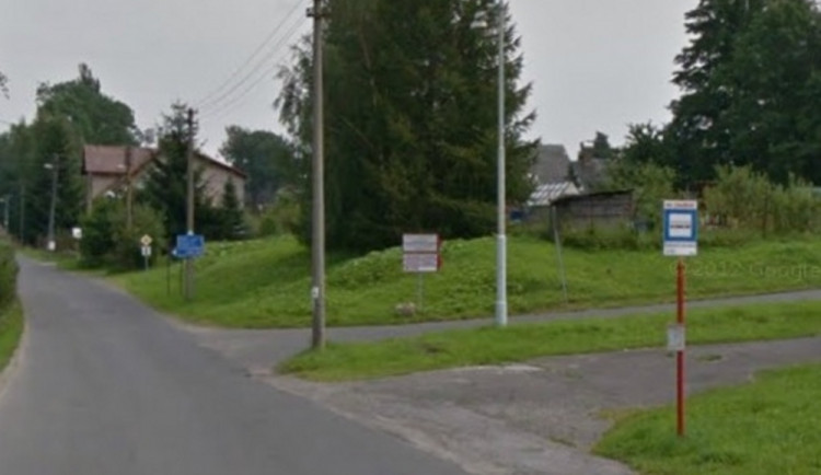 Minkovická ulice je teď rozkopaná. Zastávka Minkovice kovárna je zrušená. Foto: google.cz