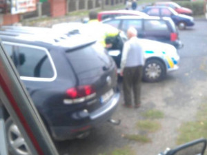 Řidič tmavého SUV si neuvědomil, že tramvaje neprojedou