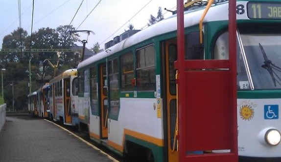 Tramvaje jsou naštosované v Nové Rudě a čekají.