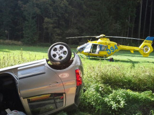 Řidička otočila na střechu své auto. Poranila si lopatku