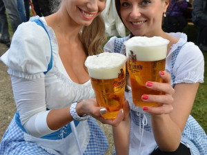 Na Pláních teklo pivo proudem. Oktoberfest přilákal tisíce lidí