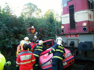 Na přejezdu v Rádle se srazil vlak s osobním automobilem