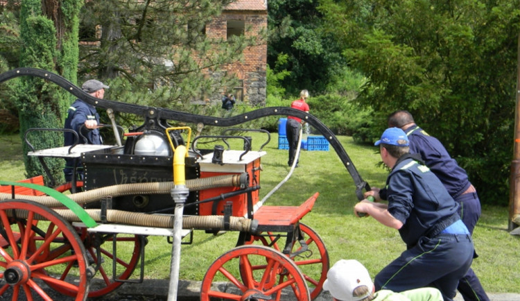 V jednom z minulých ročníků musely týmy pumpovat vodu z historické cisterny. Foto: Jiří Langer