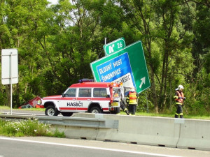 Nehoda u Makra. Auto mělo po nárazu do svodidel skončit na střeše