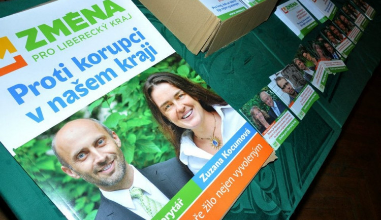 Změně kdosi napadl profil. Na zeď napsal nenávidíme cikány