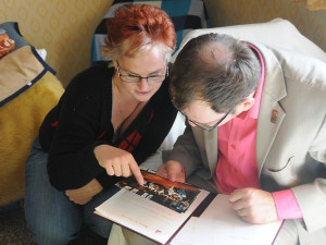 Kamil Jan Svoboda při prohlížení fotek. Foto: MML/Jan Vrabec