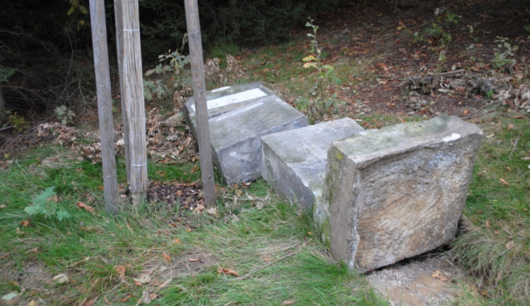 Zastavení je na kusy